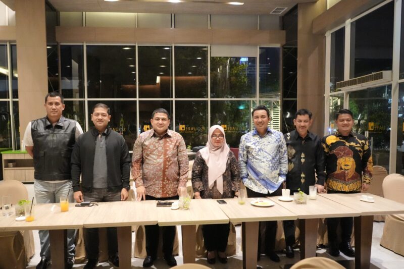 Pertemuan Wali Kota Makassar dan kepala daerah Luwu Raya bahas solusi ketegangan antar mahasiswa, di Novotel Makassar (27/7/2025).