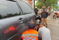 Petugas Dishub Makassar bersama aparat terkait melakukan penertiban parkir liar di Jalan Boulevard, Rabu (2/7/2025). Aksi ini bagian dari upaya awal penataan kawasan rawan macet akibat kendaraan parkir sembarangan.