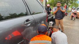 Petugas Dishub Makassar bersama aparat terkait melakukan penertiban parkir liar di Jalan Boulevard, Rabu (2/7/2025). Aksi ini bagian dari upaya awal penataan kawasan rawan macet akibat kendaraan parkir sembarangan.