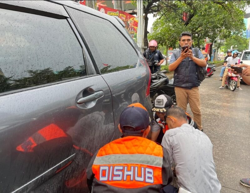 Petugas Dishub Makassar bersama aparat terkait melakukan penertiban parkir liar di Jalan Boulevard, Rabu (2/7/2025). Aksi ini bagian dari upaya awal penataan kawasan rawan macet akibat kendaraan parkir sembarangan.