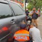 Petugas Dishub Makassar bersama aparat terkait melakukan penertiban parkir liar di Jalan Boulevard, Rabu (2/7/2025). Aksi ini bagian dari upaya awal penataan kawasan rawan macet akibat kendaraan parkir sembarangan.