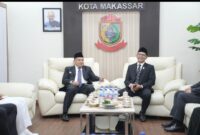 Wali Kota Makassar, Munafri Arifuddin (kiri) bersama Ketua DPRD Kota Makassar, Supratman (kanan) saat melakukan pertemuan di Kantor DPRD Makassar. Pertemuan ini membahas dukungan DPRD terhadap program pembebasan iuran sampah bagi warga berpenghasilan rendah di Kecamatan Manggala yang tinggal di sekitar TPA Tamangapa.