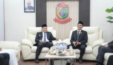 Wali Kota Makassar, Munafri Arifuddin (kiri) bersama Ketua DPRD Kota Makassar, Supratman (kanan) saat melakukan pertemuan di Kantor DPRD Makassar. Pertemuan ini membahas dukungan DPRD terhadap program pembebasan iuran sampah bagi warga berpenghasilan rendah di Kecamatan Manggala yang tinggal di sekitar TPA Tamangapa.