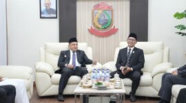 Wali Kota Makassar, Munafri Arifuddin (kiri) bersama Ketua DPRD Kota Makassar, Supratman (kanan) saat melakukan pertemuan di Kantor DPRD Makassar. Pertemuan ini membahas dukungan DPRD terhadap program pembebasan iuran sampah bagi warga berpenghasilan rendah di Kecamatan Manggala yang tinggal di sekitar TPA Tamangapa.