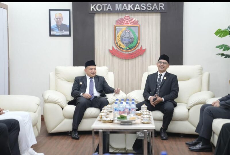 Wali Kota Makassar, Munafri Arifuddin (kiri) bersama Ketua DPRD Kota Makassar, Supratman (kanan) saat melakukan pertemuan di Kantor DPRD Makassar. Pertemuan ini membahas dukungan DPRD terhadap program pembebasan iuran sampah bagi warga berpenghasilan rendah di Kecamatan Manggala yang tinggal di sekitar TPA Tamangapa.