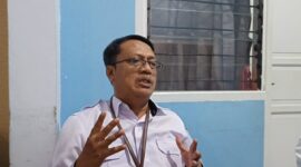 Ketua Panitia SPMB Disdik Makassar, Syarifuddin, memberikan penjelasan terkait strategi pendistribusian siswa pada PPDB 2025, Kamis (3/7).