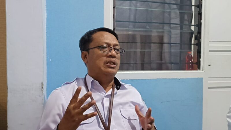 Ketua Panitia SPMB Disdik Makassar, Syarifuddin, memberikan penjelasan terkait strategi pendistribusian siswa pada PPDB 2025, Kamis (3/7).