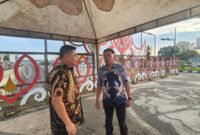 Kepala Dinas Sosial Kota Makassar, Andi Bukti Djufrie (kanan), bersama Kepala Bidang Rehabilitasi Sosial, Zuhur Dg Ranca (kiri), saat meninjau salah satu lokasi posko pengawasan terpadu sebagai bagian dari upaya penertiban dan edukasi terkait aktivitas manusia silver, anak jalanan, dan pengemis, Sabtu (5/7/2025).