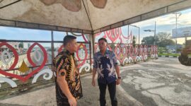 Kepala Dinas Sosial Kota Makassar, Andi Bukti Djufrie (kanan), bersama Kepala Bidang Rehabilitasi Sosial, Zuhur Dg Ranca (kiri), saat meninjau salah satu lokasi posko pengawasan terpadu sebagai bagian dari upaya penertiban dan edukasi terkait aktivitas manusia silver, anak jalanan, dan pengemis, Sabtu (5/7/2025).