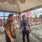 Kepala Dinas Sosial Kota Makassar, Andi Bukti Djufrie (kanan), bersama Kepala Bidang Rehabilitasi Sosial, Zuhur Dg Ranca (kiri), saat meninjau salah satu lokasi posko pengawasan terpadu sebagai bagian dari upaya penertiban dan edukasi terkait aktivitas manusia silver, anak jalanan, dan pengemis, Sabtu (5/7/2025).