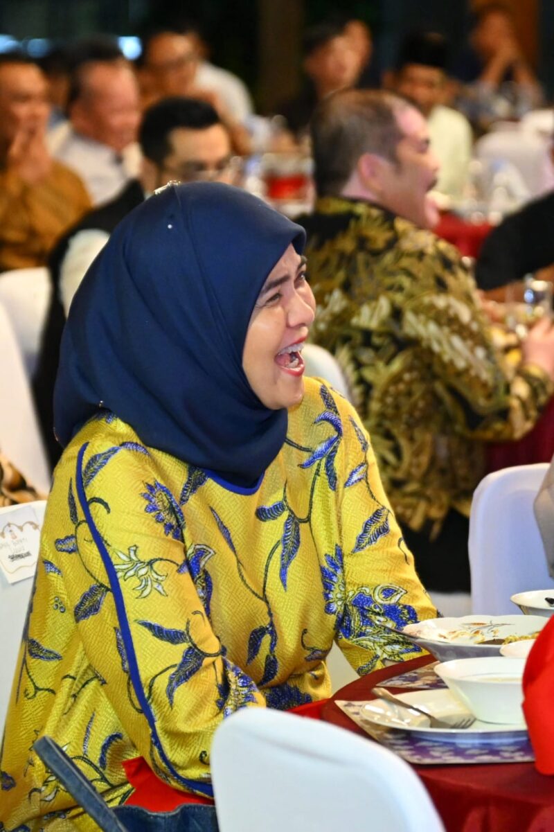 Wakil Wali Kota Makassar, Aliyah Mustika Ilham, tertawa lepas saat menghadiri Gala Dinner Musyawarah Nasional I ASWAKADA di Yogyakarta, sebagai bagian dari rangkaian penguatan peran wakil kepala daerah menuju Indonesia Emas 2045.
