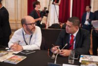 Wali Kota Makassar, Munafri Arifuddin (kanan), berdiskusi dengan delegasi internasional usai memaparkan inovasi Makassar Creative Hub dalam World Cities Summit Mayors Forum (WCSMF) 2025 di Vienna, Austria.
