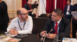 Wali Kota Makassar, Munafri Arifuddin (kanan), berdiskusi dengan delegasi internasional usai memaparkan inovasi Makassar Creative Hub dalam World Cities Summit Mayors Forum (WCSMF) 2025 di Vienna, Austria.