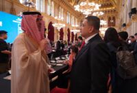 Wali Kota Makassar, Munafri Arifuddin (kanan), menyerahkan cenderamata khas Makassar berupa kopi ujung dan miniatur kapal pinisi dari perak kepada Wali Kota Vienna, Michael Ludwig, sebagai simbol persahabatan antar kota dalam Forum WCSMF 2025.