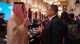 Wali Kota Makassar, Munafri Arifuddin (kanan), menyerahkan cenderamata khas Makassar berupa kopi ujung dan miniatur kapal pinisi dari perak kepada Wali Kota Vienna, Michael Ludwig, sebagai simbol persahabatan antar kota dalam Forum WCSMF 2025.