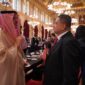 Wali Kota Makassar, Munafri Arifuddin (kanan), menyerahkan cenderamata khas Makassar berupa kopi ujung dan miniatur kapal pinisi dari perak kepada Wali Kota Vienna, Michael Ludwig, sebagai simbol persahabatan antar kota dalam Forum WCSMF 2025.