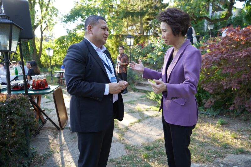 Wali Kota Makassar, Munafri Arifuddin, berbincang hangat dengan Minister of State Singapura, Low Yen Ling, usai sesi presentasi dalam World Cities Summit Mayors Forum (WCSMF) 2025 di Vienna, Austria.