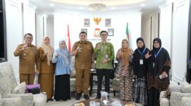 Wali Kota Makassar, Munafri Arifuddin, bersama jajaran Pemerintah Kota dan pengurus Fatayat NU Kota Makassar usai audiensi di Balai Kota Makassar, Selasa (8/7/2025), membahas kolaborasi penanganan isu perempuan, anak, dan lingkungan.