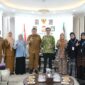 Wali Kota Makassar, Munafri Arifuddin, bersama jajaran Pemerintah Kota dan pengurus Fatayat NU Kota Makassar usai audiensi di Balai Kota Makassar, Selasa (8/7/2025), membahas kolaborasi penanganan isu perempuan, anak, dan lingkungan.