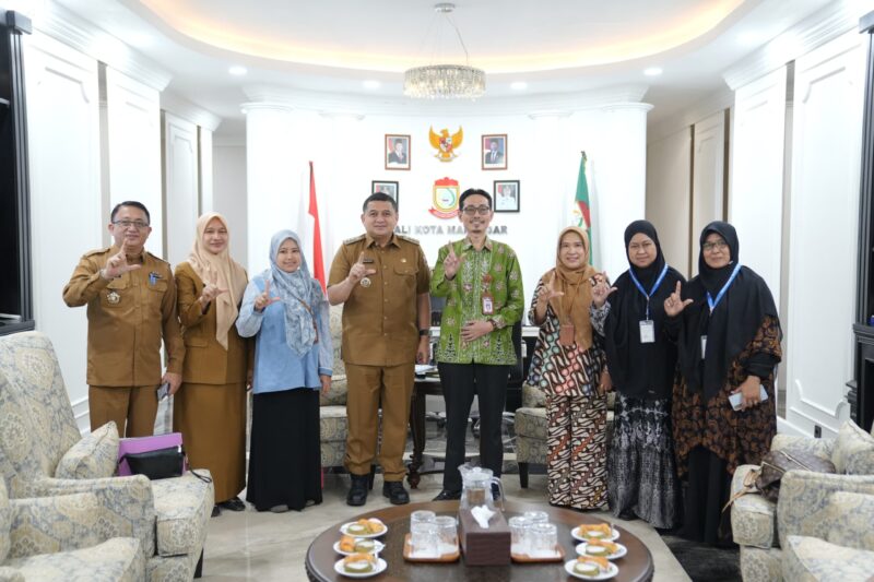 Wali Kota Makassar, Munafri Arifuddin, bersama jajaran Pemerintah Kota dan pengurus Fatayat NU Kota Makassar usai audiensi di Balai Kota Makassar, Selasa (8/7/2025), membahas kolaborasi penanganan isu perempuan, anak, dan lingkungan.