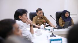 Sekretaris Daerah Kota Makassar, A. Zulkifly Nanda (tengah), bersama jajaran OPD terkait saat memimpin rapat koordinasi persiapan pembangunan Stadion Untia di Balai Kota Makassar, Selasa (8/7/2025).