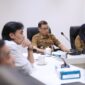 Sekretaris Daerah Kota Makassar, A. Zulkifly Nanda (tengah), bersama jajaran OPD terkait saat memimpin rapat koordinasi persiapan pembangunan Stadion Untia di Balai Kota Makassar, Selasa (8/7/2025).