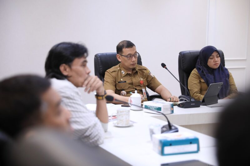 Sekretaris Daerah Kota Makassar, A. Zulkifly Nanda (tengah), bersama jajaran OPD terkait saat memimpin rapat koordinasi persiapan pembangunan Stadion Untia di Balai Kota Makassar, Selasa (8/7/2025).