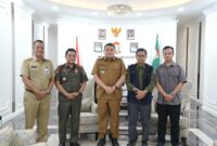 Wali Kota Makassar, Munafri Arifuddin (tengah), menerima audiensi perwakilan Universitas Hasanuddin terkait program KKN Prestasi di Balai Kota Makassar, Selasa (8/7/2025).