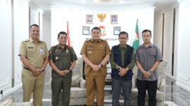Wali Kota Makassar, Munafri Arifuddin (tengah), menerima audiensi perwakilan Universitas Hasanuddin terkait program KKN Prestasi di Balai Kota Makassar, Selasa (8/7/2025).