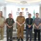 Wali Kota Makassar, Munafri Arifuddin (tengah), menerima audiensi perwakilan Universitas Hasanuddin terkait program KKN Prestasi di Balai Kota Makassar, Selasa (8/7/2025).