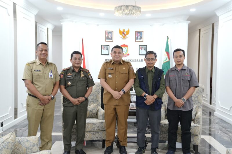 Wali Kota Makassar, Munafri Arifuddin (tengah), menerima audiensi perwakilan Universitas Hasanuddin terkait program KKN Prestasi di Balai Kota Makassar, Selasa (8/7/2025).