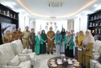 Wali Kota Makassar, Munafri Arifuddin, berfoto bersama jajaran pemerintah kota dan perwakilan organisasi perempuan usai audiensi di Balai Kota Makassar, Selasa (8/7/2025).