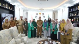 Wali Kota Makassar, Munafri Arifuddin, berfoto bersama jajaran pemerintah kota dan perwakilan organisasi perempuan usai audiensi di Balai Kota Makassar, Selasa (8/7/2025).