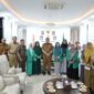 Wali Kota Makassar, Munafri Arifuddin, berfoto bersama jajaran pemerintah kota dan perwakilan organisasi perempuan usai audiensi di Balai Kota Makassar, Selasa (8/7/2025).