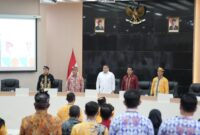Wali Kota Makassar, Munafri Arifuddin (tengah, baju putih), bersama Wali Kota Tarakan, dr. Khairul (dua dari kiri), dan jajaran pejabat lainnya saat menerima kunjungan studi banding Pemerintah Kota Tarakan di Balai Kota Makassar, Rabu (9/7/2025). Kunjungan ini bertujuan mempelajari digitalisasi dalam pengelolaan retribusi pasar dan parkir untuk meningkatkan Pendapatan Asli Daerah (PAD).