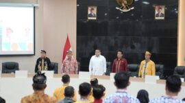 Wali Kota Makassar, Munafri Arifuddin (tengah, baju putih), bersama Wali Kota Tarakan, dr. Khairul (dua dari kiri), dan jajaran pejabat lainnya saat menerima kunjungan studi banding Pemerintah Kota Tarakan di Balai Kota Makassar, Rabu (9/7/2025). Kunjungan ini bertujuan mempelajari digitalisasi dalam pengelolaan retribusi pasar dan parkir untuk meningkatkan Pendapatan Asli Daerah (PAD).