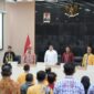 Wali Kota Makassar, Munafri Arifuddin (tengah, baju putih), bersama Wali Kota Tarakan, dr. Khairul (dua dari kiri), dan jajaran pejabat lainnya saat menerima kunjungan studi banding Pemerintah Kota Tarakan di Balai Kota Makassar, Rabu (9/7/2025). Kunjungan ini bertujuan mempelajari digitalisasi dalam pengelolaan retribusi pasar dan parkir untuk meningkatkan Pendapatan Asli Daerah (PAD).