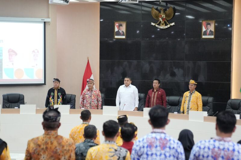 Wali Kota Makassar, Munafri Arifuddin (tengah, baju putih), bersama Wali Kota Tarakan, dr. Khairul (dua dari kiri), dan jajaran pejabat lainnya saat menerima kunjungan studi banding Pemerintah Kota Tarakan di Balai Kota Makassar, Rabu (9/7/2025). Kunjungan ini bertujuan mempelajari digitalisasi dalam pengelolaan retribusi pasar dan parkir untuk meningkatkan Pendapatan Asli Daerah (PAD).