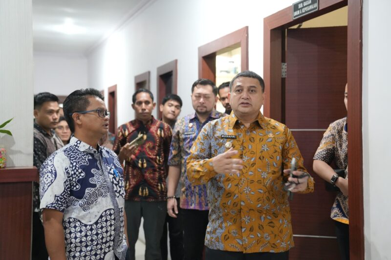 Wali Kota Makassar, Munafri Arifuddin, melakukan inspeksi mendadak (sidak) di Kantor Gabungan Dinas Pemkot Makassar, Kamis (10/7/2025), guna meninjau kehadiran pegawai dan kondisi fasilitas kantor.