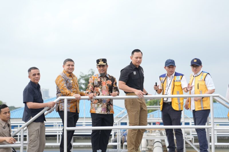 Wali Kota Makassar Munafri Arifuddin dan Wakil Wali Kota Aliyah Mustika Ilham mendampingi Menteri Koordinator Bidang Infrastruktur dan Pembangunan Kewilayahan, Agus Harimurti Yudhoyono (AHY), saat meninjau Instalasi Pengolahan Air Limbah (IPAL) Losari, Kamis (10/7/2025), guna mendorong optimalisasi sambungan rumah tangga di Kota Makassar.