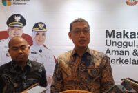 Sekretaris Kota Makassar, A. Zulkifly Nanda (kanan), memberikan keterangan kepada media terkait kelanjutan Program Seragam Sekolah Gratis bagi siswa baru SD dan SMP, di Balai Kota Makassar, Kamis (10/7/2025).