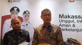 Sekretaris Kota Makassar, A. Zulkifly Nanda (kanan), memberikan keterangan kepada media terkait kelanjutan Program Seragam Sekolah Gratis bagi siswa baru SD dan SMP, di Balai Kota Makassar, Kamis (10/7/2025).