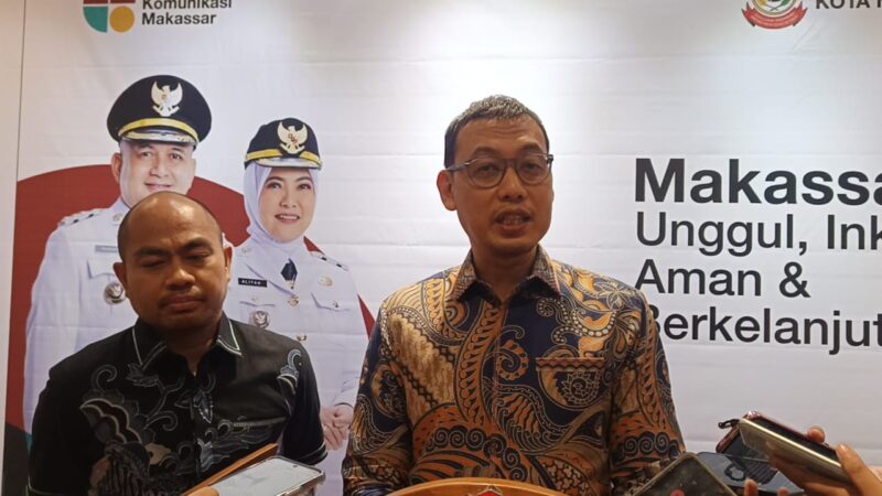 Sekretaris Kota Makassar, A. Zulkifly Nanda (kanan), memberikan keterangan kepada media terkait kelanjutan Program Seragam Sekolah Gratis bagi siswa baru SD dan SMP, di Balai Kota Makassar, Kamis (10/7/2025).