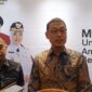 Sekretaris Kota Makassar, A. Zulkifly Nanda (kanan), memberikan keterangan kepada media terkait kelanjutan Program Seragam Sekolah Gratis bagi siswa baru SD dan SMP, di Balai Kota Makassar, Kamis (10/7/2025).