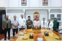 Wakil Wali Kota Makassar, Hj. Aliyah Mustika Ilham, berfoto bersama pengurus DPP IMMIM usai audiensi terkait peluncuran program dakwah dan sosial masjid, di Balai Kota Makassar, Jumat (11/7/2025).