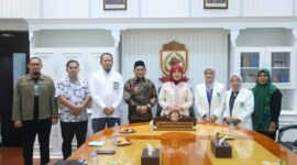 Wakil Wali Kota Makassar, Hj. Aliyah Mustika Ilham, berfoto bersama pengurus DPP IMMIM usai audiensi terkait peluncuran program dakwah dan sosial masjid, di Balai Kota Makassar, Jumat (11/7/2025).