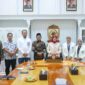 Wakil Wali Kota Makassar, Hj. Aliyah Mustika Ilham, berfoto bersama pengurus DPP IMMIM usai audiensi terkait peluncuran program dakwah dan sosial masjid, di Balai Kota Makassar, Jumat (11/7/2025).