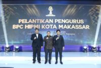 Wali Kota Makassar Munafri Arifuddin (tengah) berfoto bersama usai menghadiri pelantikan pengurus BPC HIPMI Kota Makassar di Hotel Four Points by Sheraton, Jumat (11/7/2025).