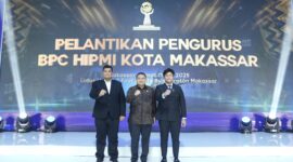 Wali Kota Makassar Munafri Arifuddin (tengah) berfoto bersama usai menghadiri pelantikan pengurus BPC HIPMI Kota Makassar di Hotel Four Points by Sheraton, Jumat (11/7/2025).