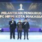Wali Kota Makassar Munafri Arifuddin (tengah) berfoto bersama usai menghadiri pelantikan pengurus BPC HIPMI Kota Makassar di Hotel Four Points by Sheraton, Jumat (11/7/2025).